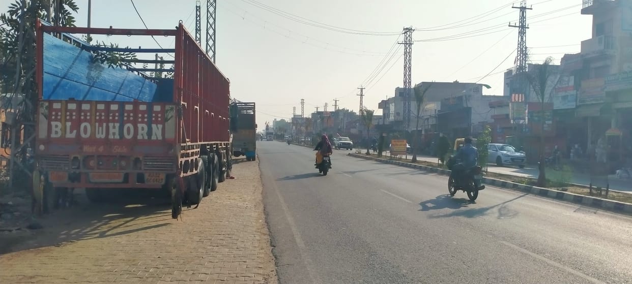 Vehicles parked on the side of the highway are increasing the risk of accidents.