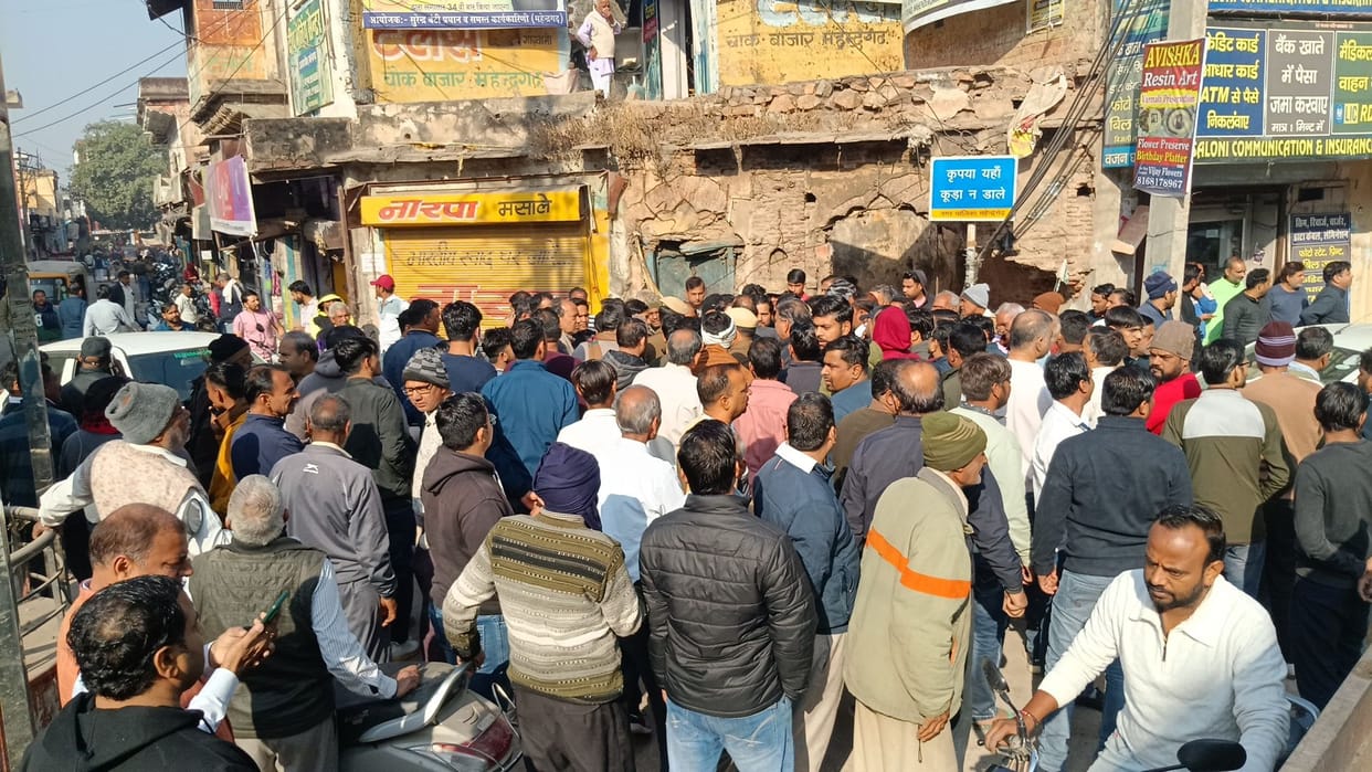 Shopkeepers surrounded the Tehsildar, the campaign had to be postponed due to the protest.