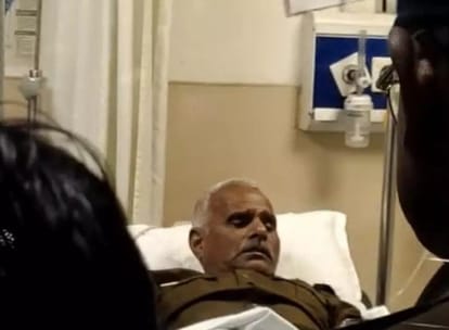 घायल पुलिसकर्मी को अस्पताल में कराया भर्ती।