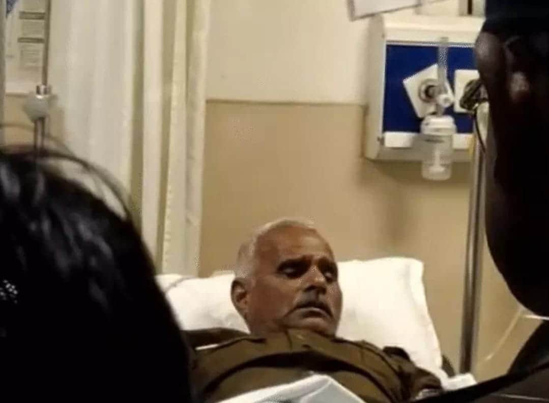 घायल पुलिसकर्मी को अस्पताल में कराया भर्ती।