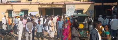 Siddharthnagar News: Queues formed even before the committee opened, members received fertilizer