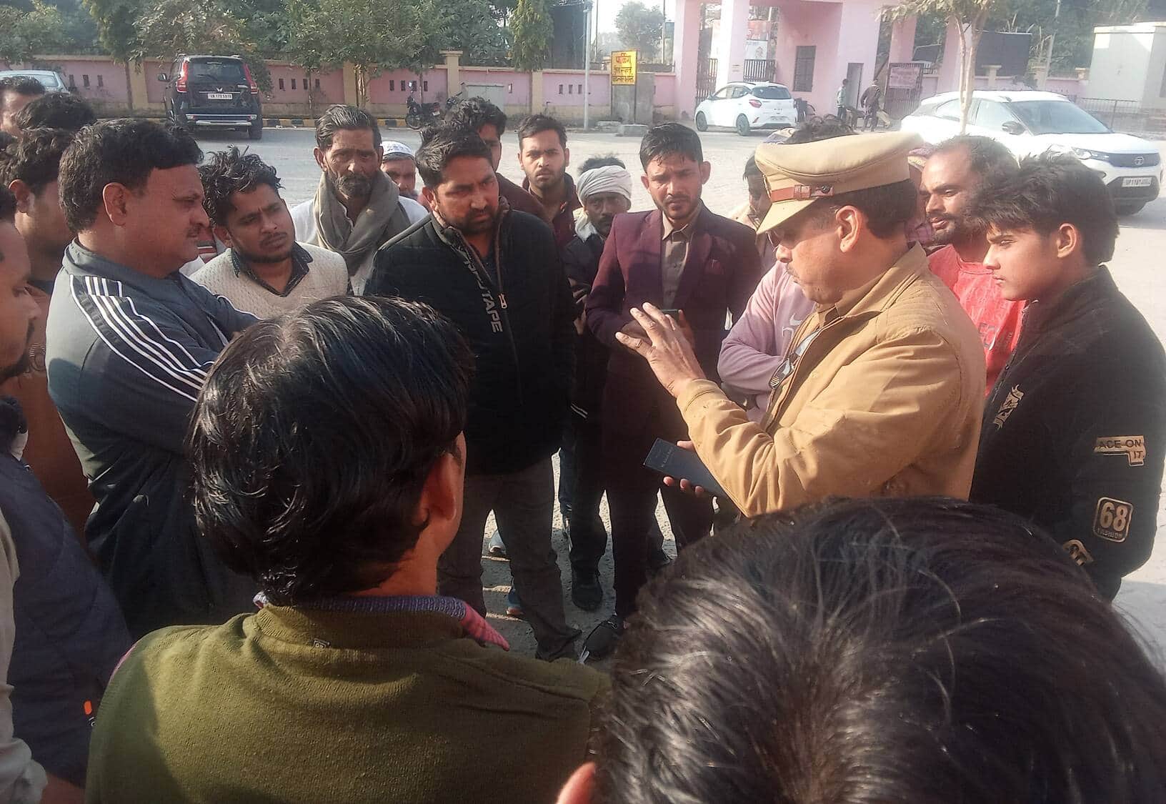 जिला अस्पताल में पुलिस का घेराव कर हंगामा करते मृतक युवक के परिजन । संवाद