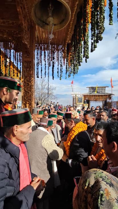 BJP leader Chetan Bragta paid obeisance at the Nageshwar Maharaj temple.