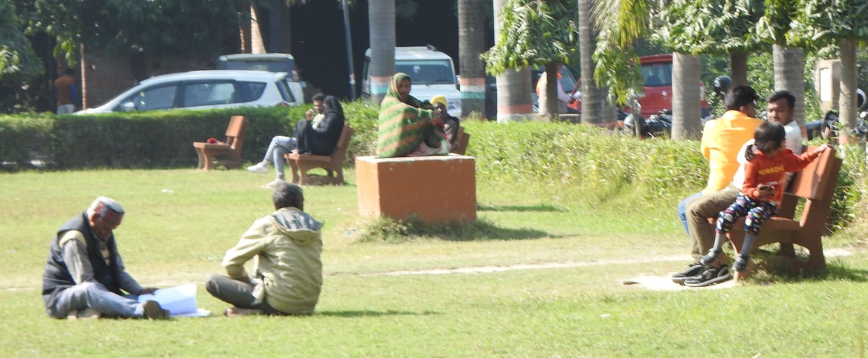 Siddharthnagar News: As the evening approaches, the cold is increasing in the Terai region... the westerly wind has increased the melting