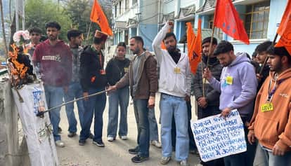 ABVP burns effigy of government in protest against lathicharge