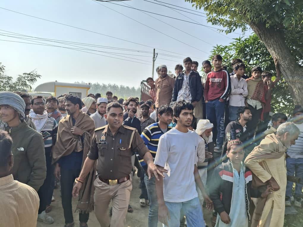 कैराना के भूरा के जंगल में गोली लगा शव मिलने पर जमा भीड-संवाद