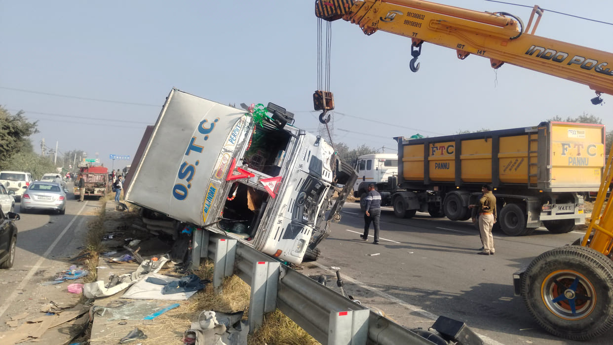 Four lives were lost in just 45 seconds... The highway came to a halt as the truck crossed the divider, causing screams and cries.