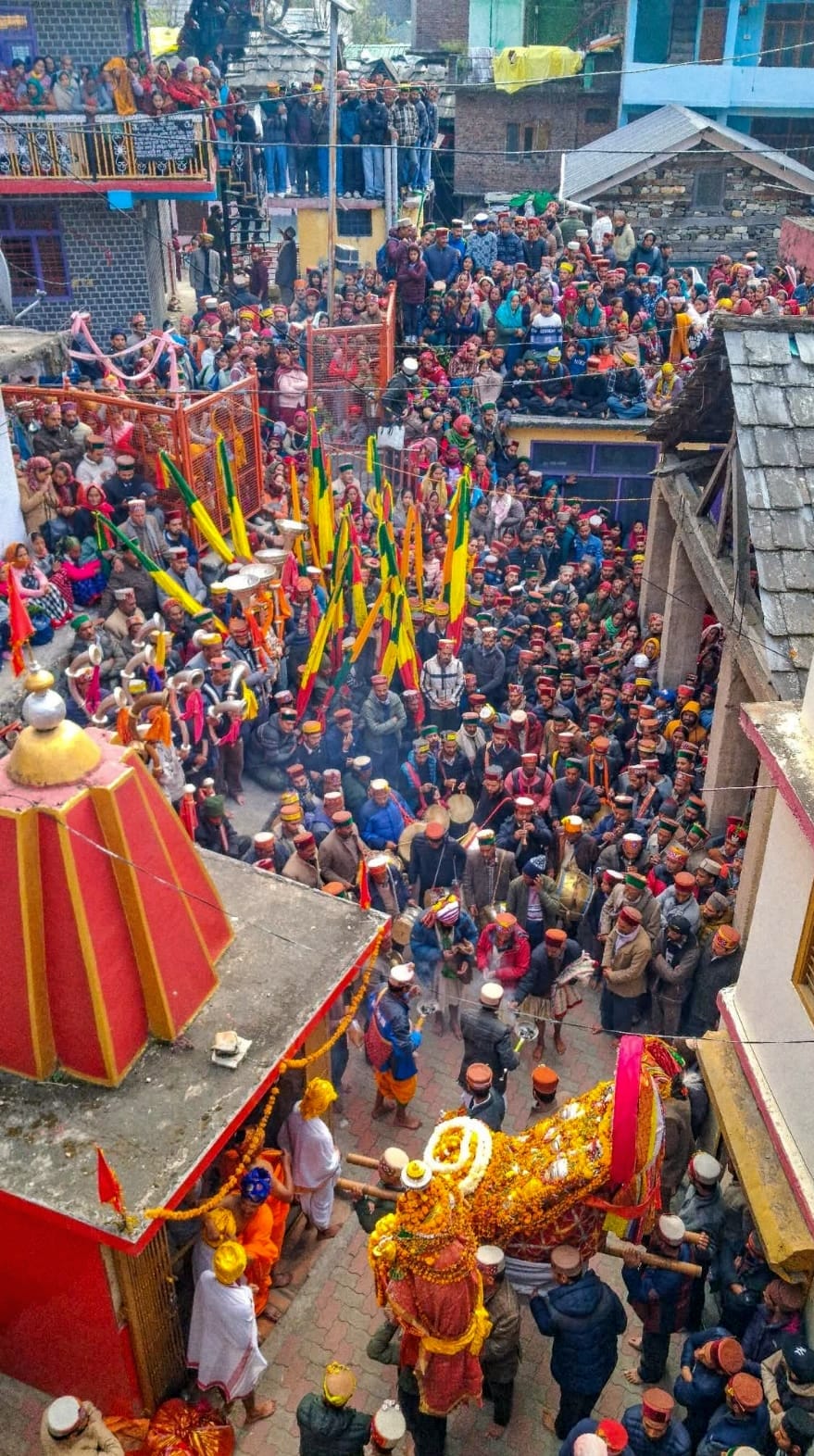 Deities Bijli Mahadev and Mahuti Nag took a royal bath in Manikaran.