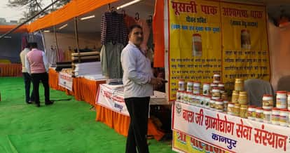 The hard work of the craftsmen attracted people's attention.