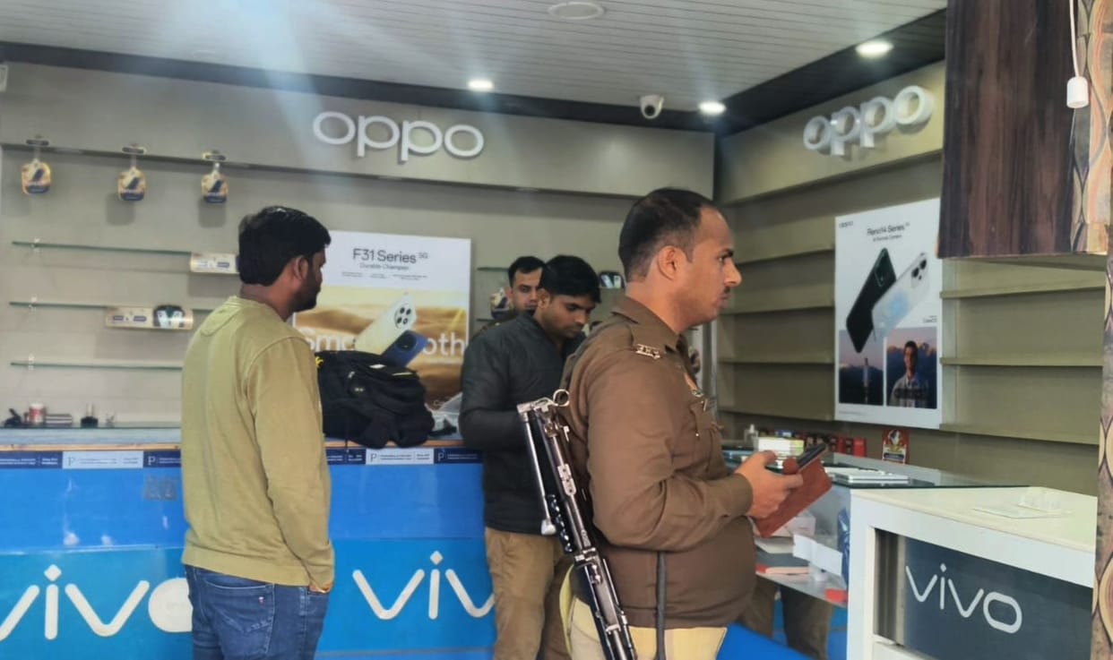 Thieves raid three shops, steal mobile phones and cash worth lakhs
