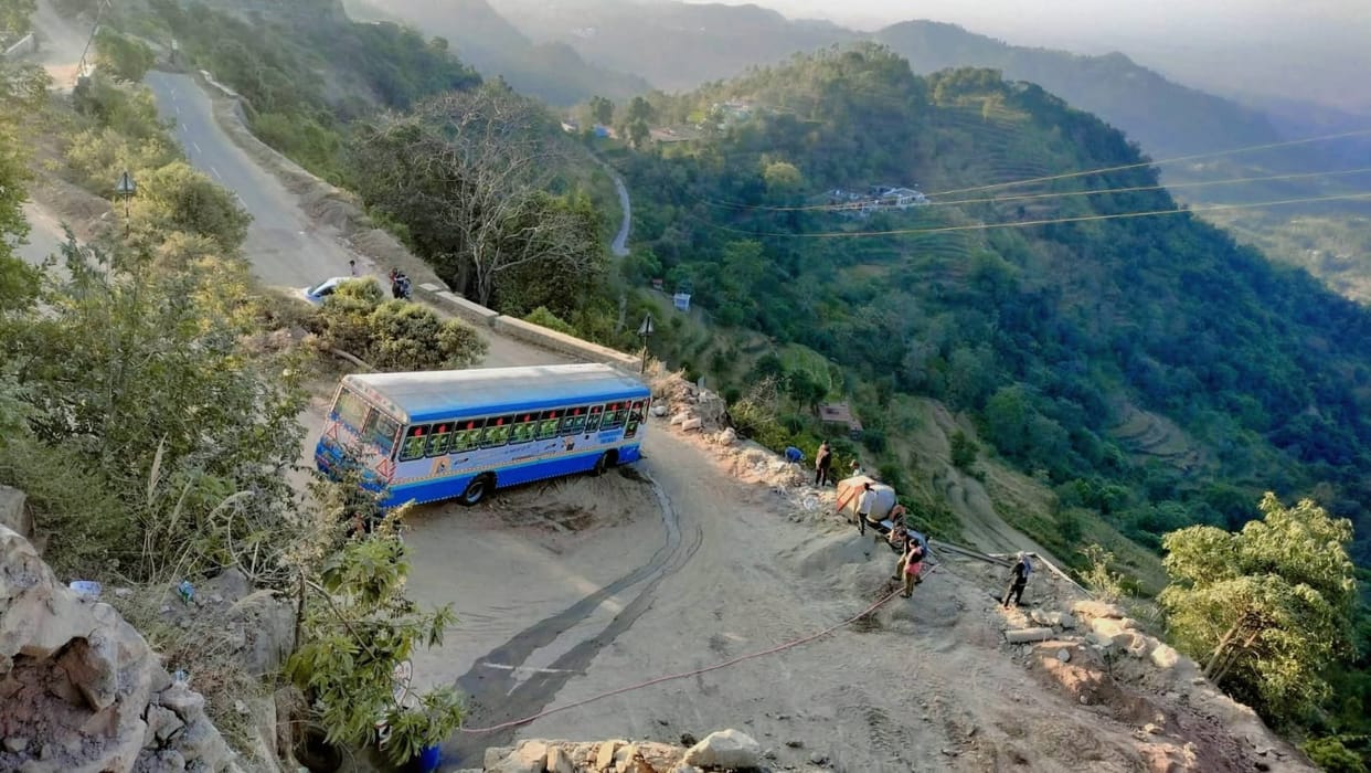 Roadways bus stuck at dangerous turn, traffic remained closed for 12 hours