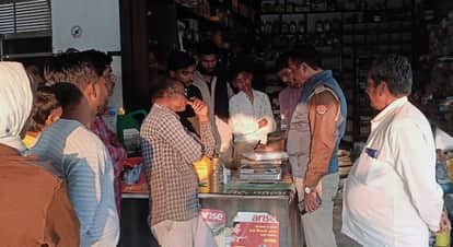 Distracting the shopkeeper, thieves stole 80,000 rupees from the cash box