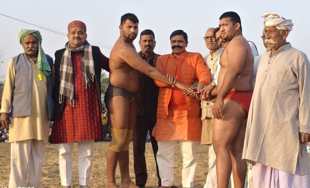 Jalalabad's Sheru defeated Hathras's Ajit to win the wrestling match.