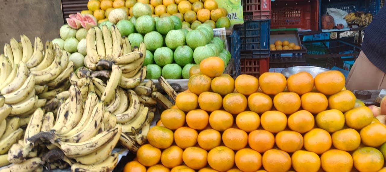 पिथौरागढ़ के गांधी चौक में दुकान में रखे स्थानीय माल्टा और संतरा। संवाद