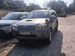 Builder's son crushes student with Fortuner, mob chases and catches him