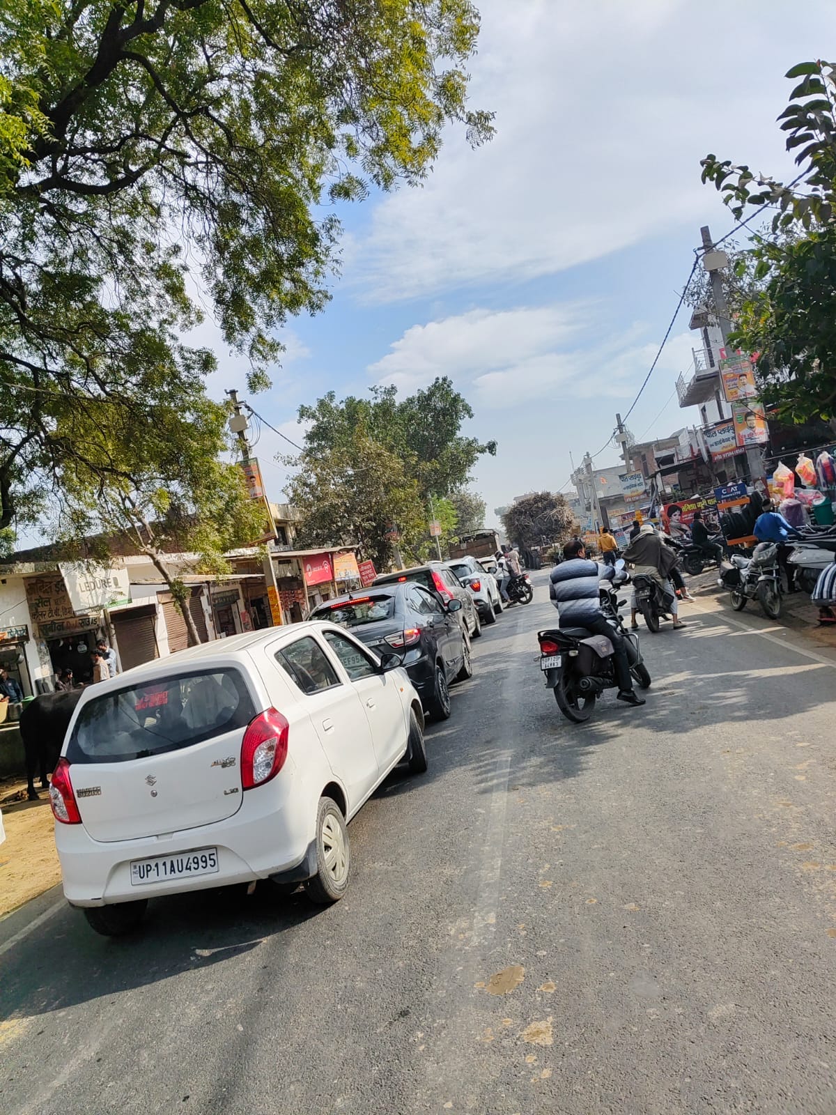 The increasing traffic jam on the Meerut-Baraut road has become a problem, with overloaded trucks being the reason.