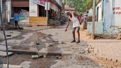 Contaminated water flowing on the road, increasing the trouble of pedestrians