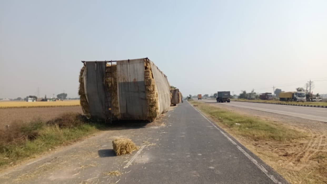 Trolleys filled with debris remain parked on the highway; there will always be a possibility of accidents in the fog