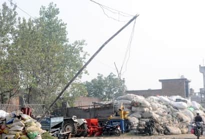 Current running through bamboo poles, life in danger