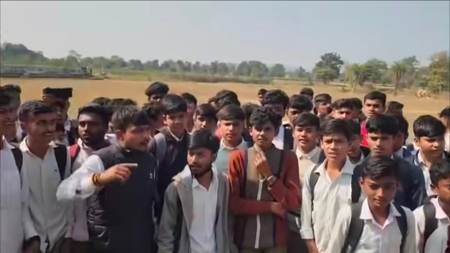 स्कूल में विरोध करते छात्र