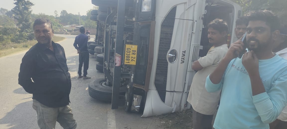 A truck loaded with straw overturned near the Jaugarh river