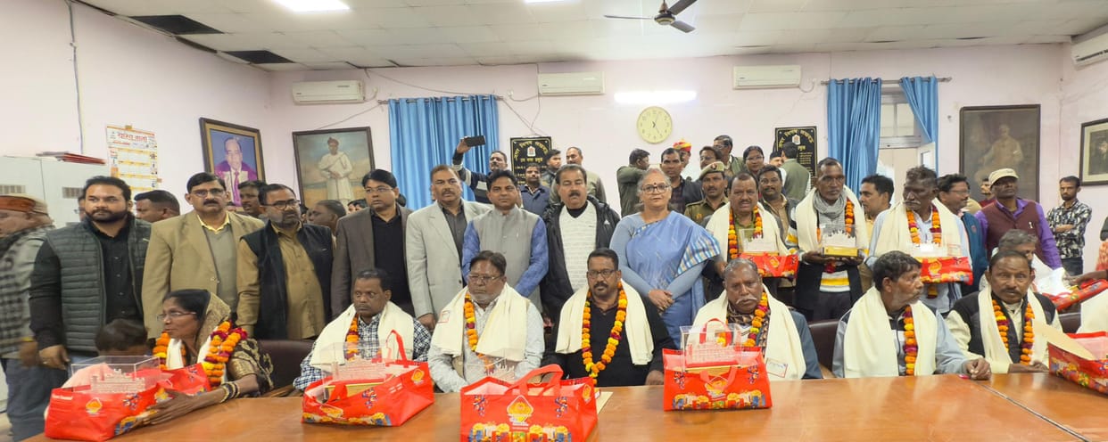 Mayor bids farewell to 12 retired employees