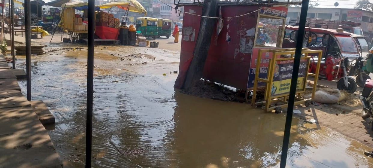 Garbage flowing from the gas pipeline pit at Sonughat intersection
