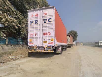 Vehicle without reflectors driving on highway