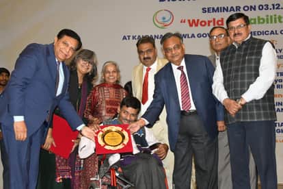 Deaf and dumb children gave the message of understanding signs