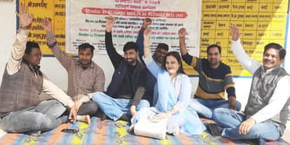 firozabad news sachiv protest