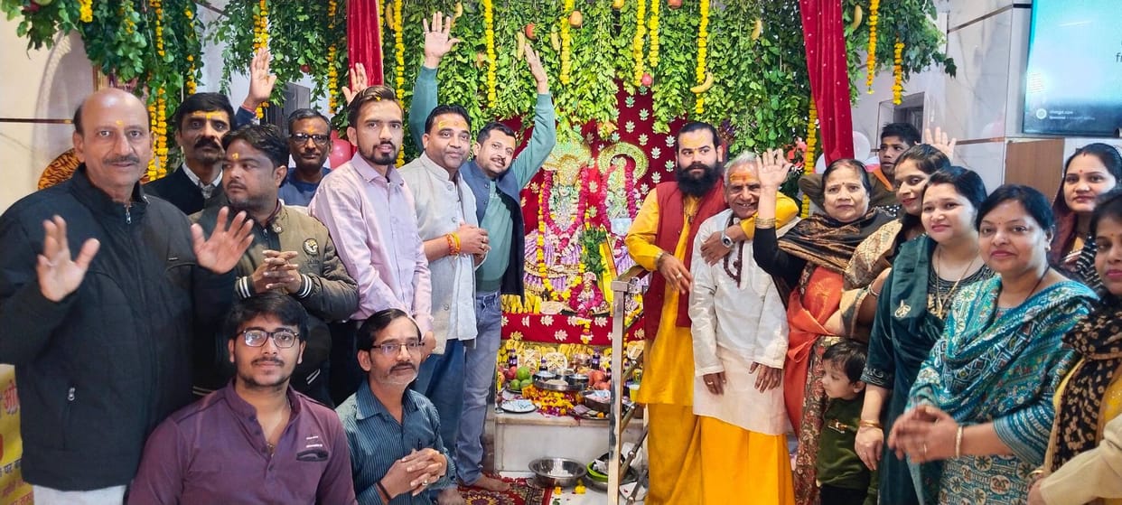 Dauji Maharaj's supernatural decoration on the full moon day, devotees queue up to have darshan