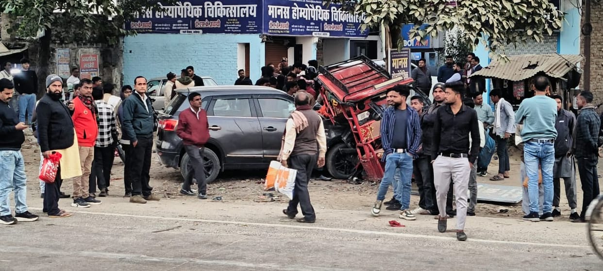Car collides with two e-rickshaws, one dead, nine injured
