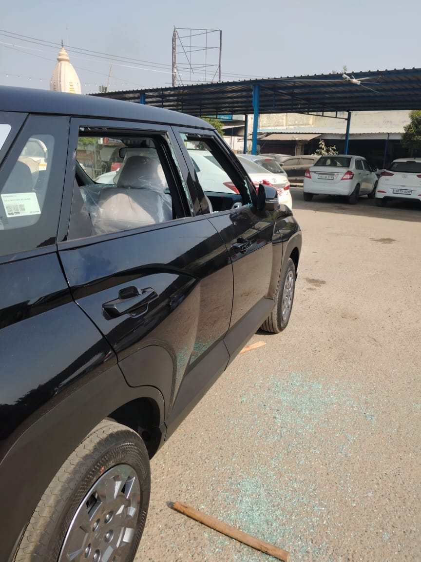 Two miscreants beat up a youth and also damaged a car parked at the police station.