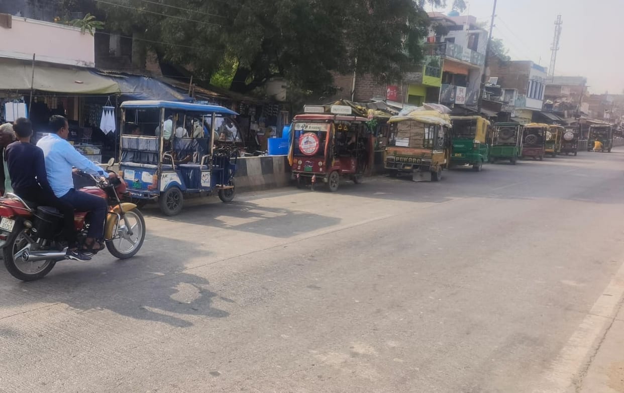 Overloaded e-rickshaws are becoming a danger as they park on the highway and pick up passengers