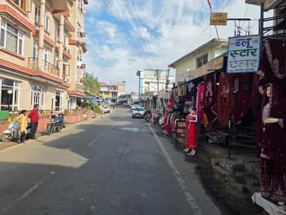 Traders in Bhota raised the demand for yellow lines for vehicle parking.