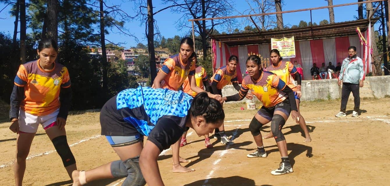 बेड़ीनाग में अंतरराज्यीय बालिका कबड्डी प्रतियोगिता के फाइनल में जूझतीं खिलाड़ी। संवाद