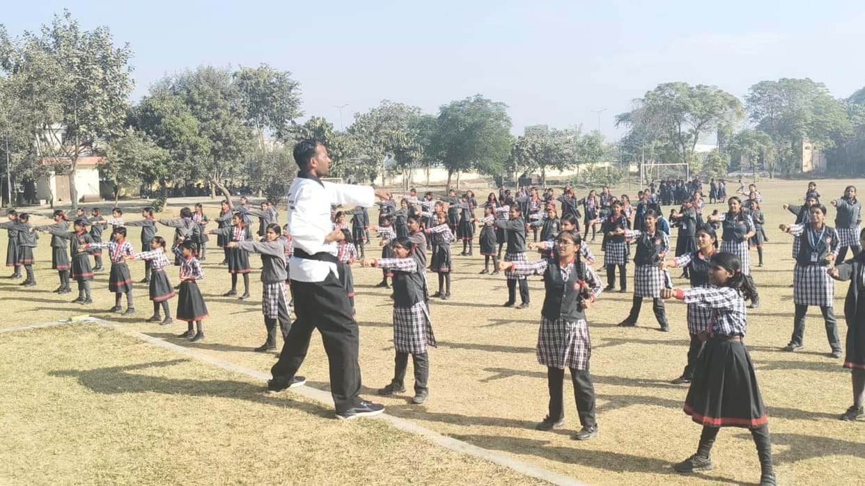 250 girl students participated in the self-defense training camp.