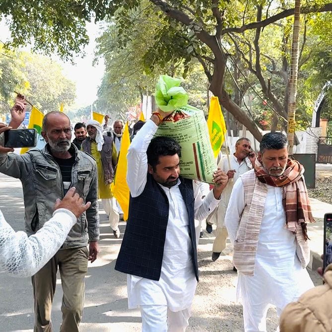 Farmers submit complaint to DC against fake fertilizer, warn against action