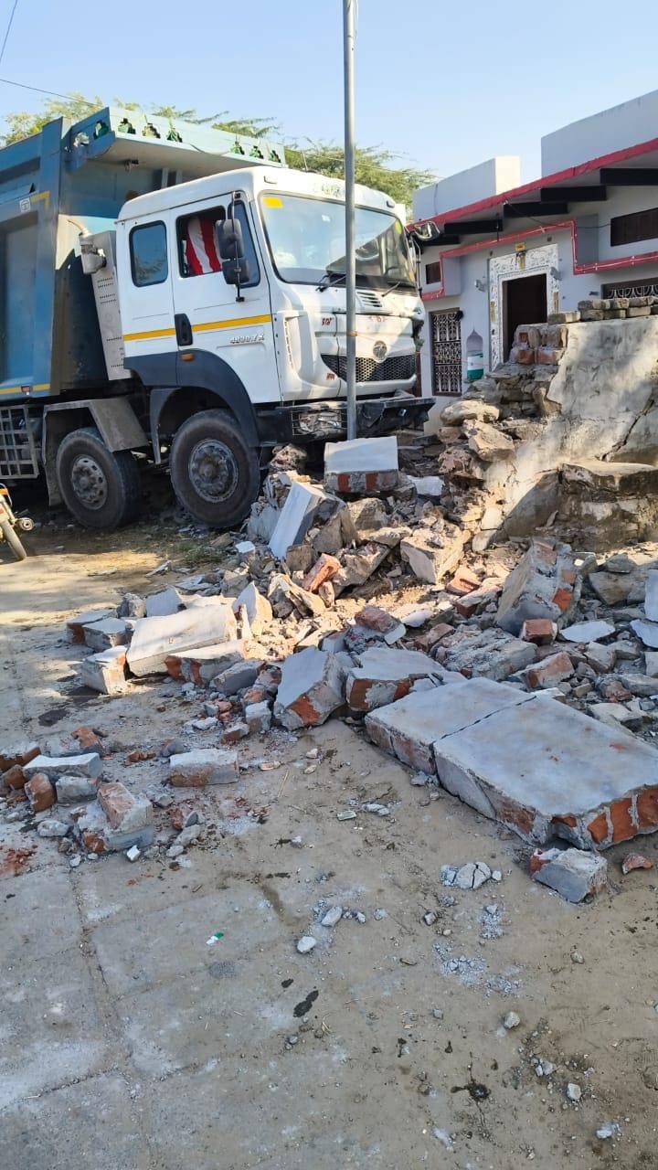 Uncontrolled dumper broke into the house wall
