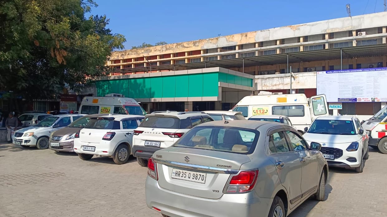 Vehicles parked haphazardly in the hospital premises