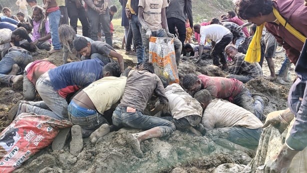 गड्ढा से थाई मांगुर मछली निकालते लोग