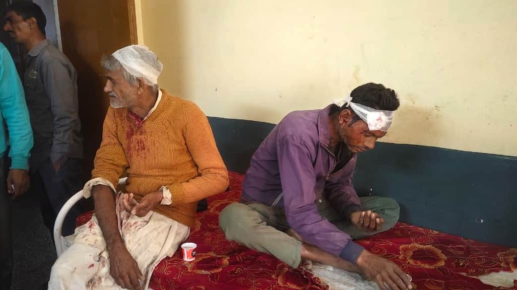 गुन्नौर सीएचसी में झगड़े में घायल सिरोराकाजी के लोग। संवाद