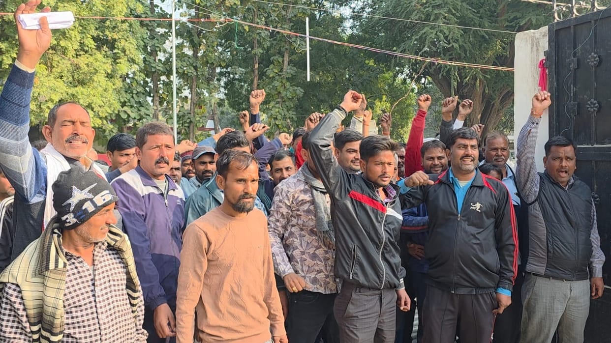 Protest against the decision to close Gonda oil depot