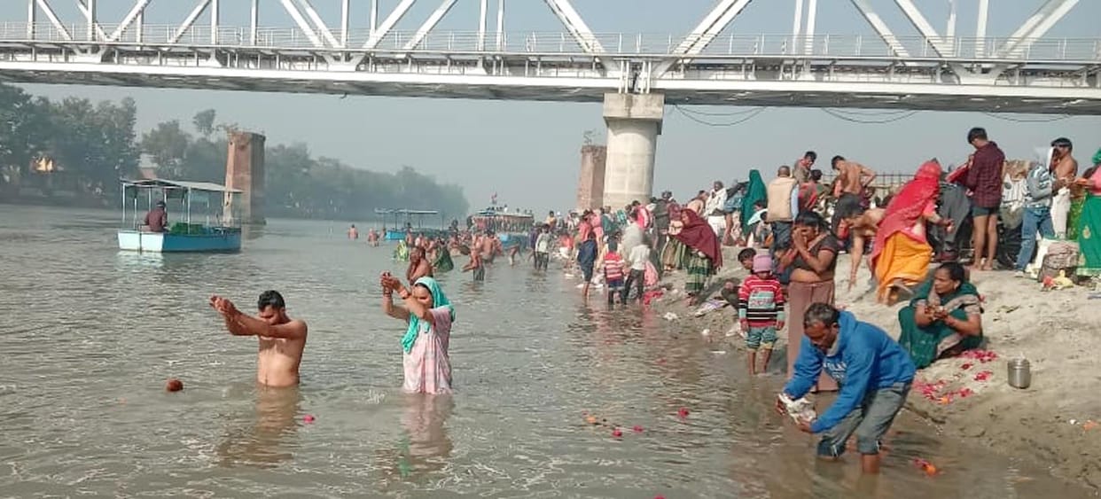 Devotees gathered at Kachla Ghat, took a dip and worshipped Mother Bhagirathi.