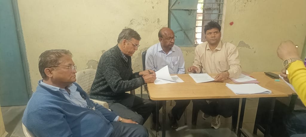 कार्रवाई करते लोकायुक्त पुलिस।