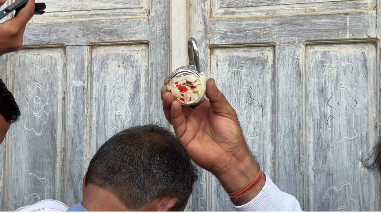 In Gabipur, a farmers' organization broke the lock of a finance company on a house; the farmer had a debt of 11 lakh.