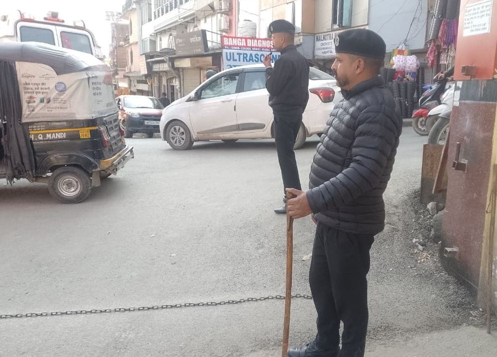 Security personnel will now carry batons on duty at Mandi Hospital