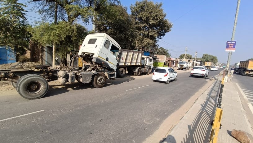 Negligence regarding road safety is at its peak, parked vehicles are becoming a danger.