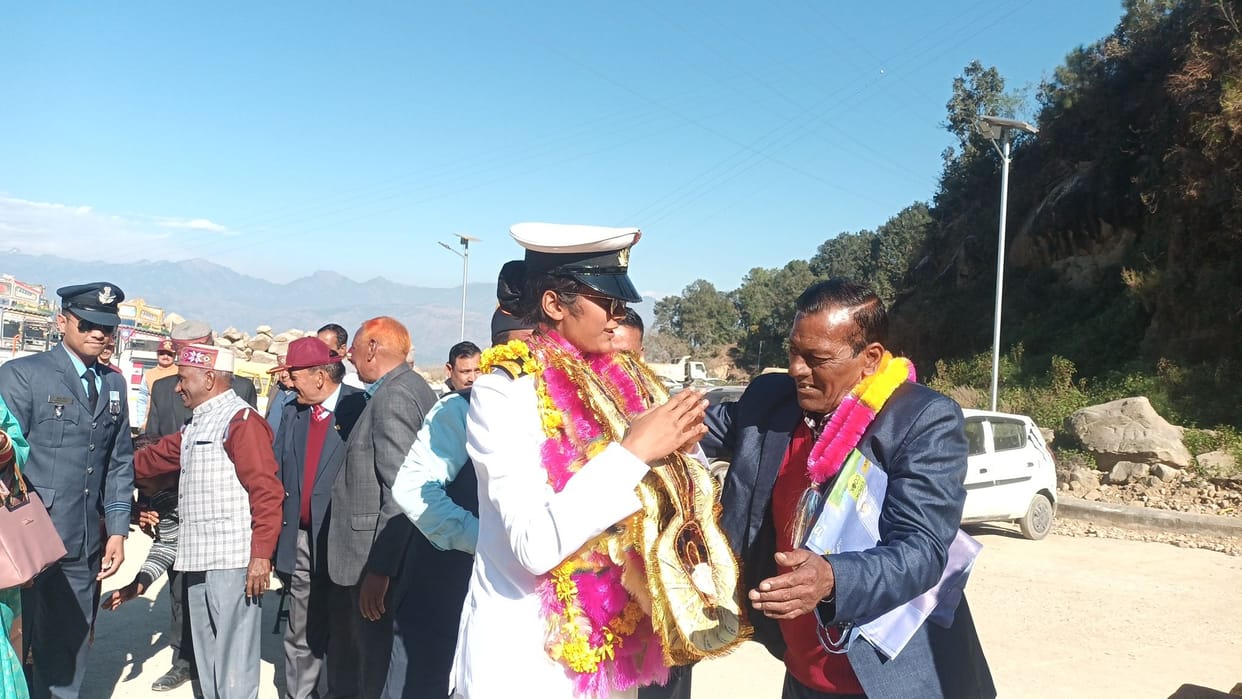 Simran left a package of Rs 12 lakh and became a lieutenant in the Navy.