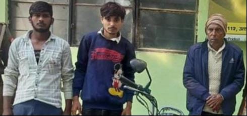 Three accused of theft arrested, pistols and bike recovered